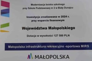 Miniaturka artykułu Boisko szkolne przy Szkole Podstawowej nr 2 w Białym Dunajcu po modernizacji.